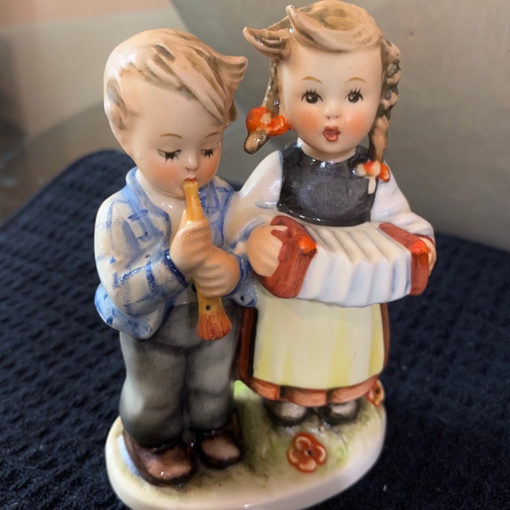 Hummel Figurine Birthday Serenade TMK-4